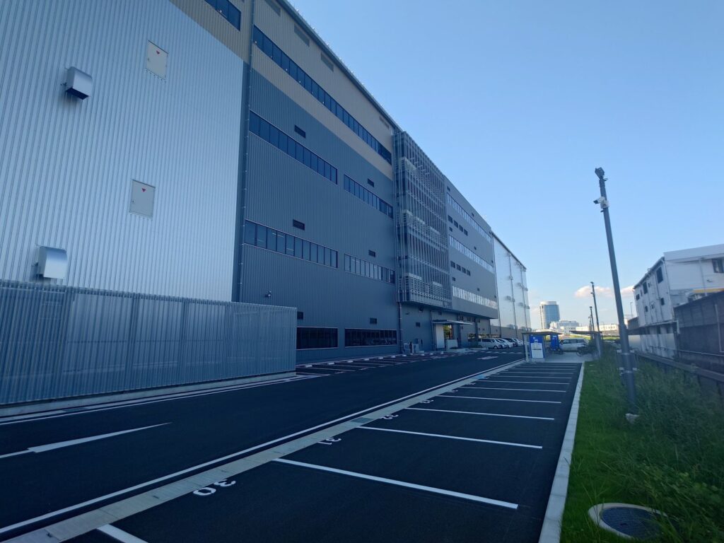 厚木物流センターが入る物流施設の外観と駐車場